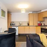 City Centre 2 Bedroom Ensuited Apartment Free Parking