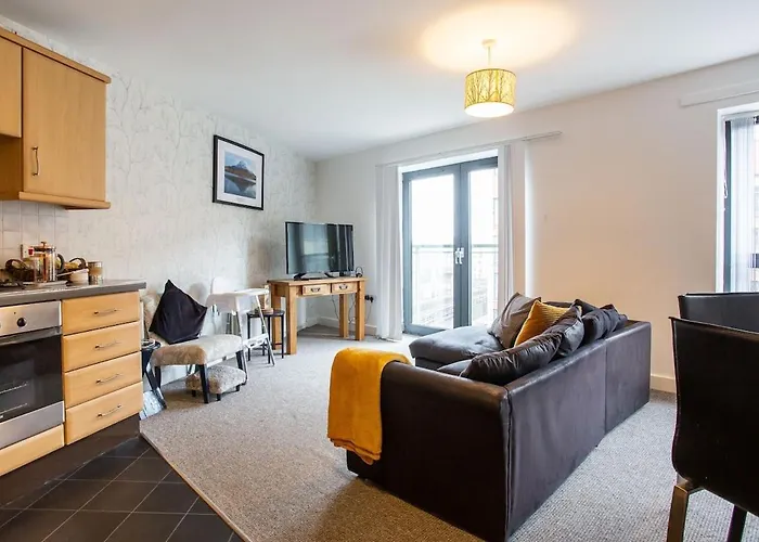 City Centre 2 Bedroom Ensuited Apartment Free Parking