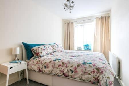 Centre 2 Bedroom Ensuited Free Parking Apartment *