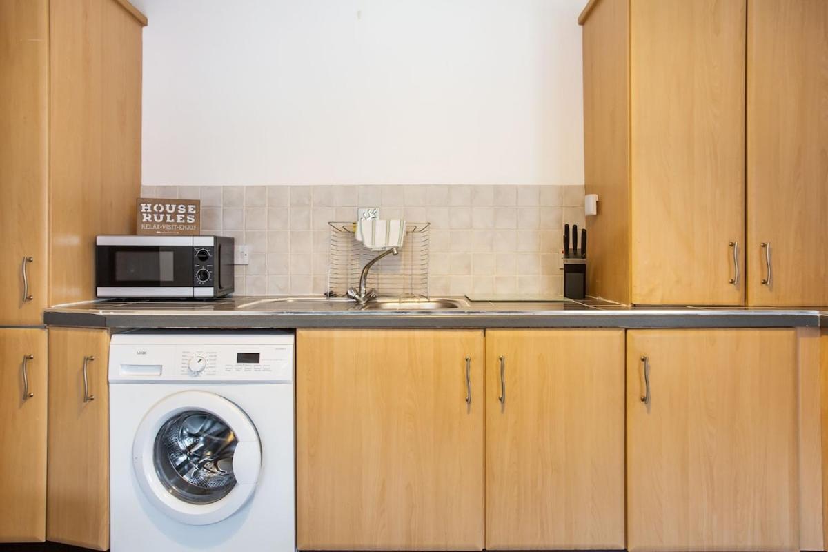 Centre 2 Bedroom Ensuited Free Parking Apartment *