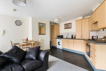 Apartment Centre 2 Bedroom Ensuited Free Parking